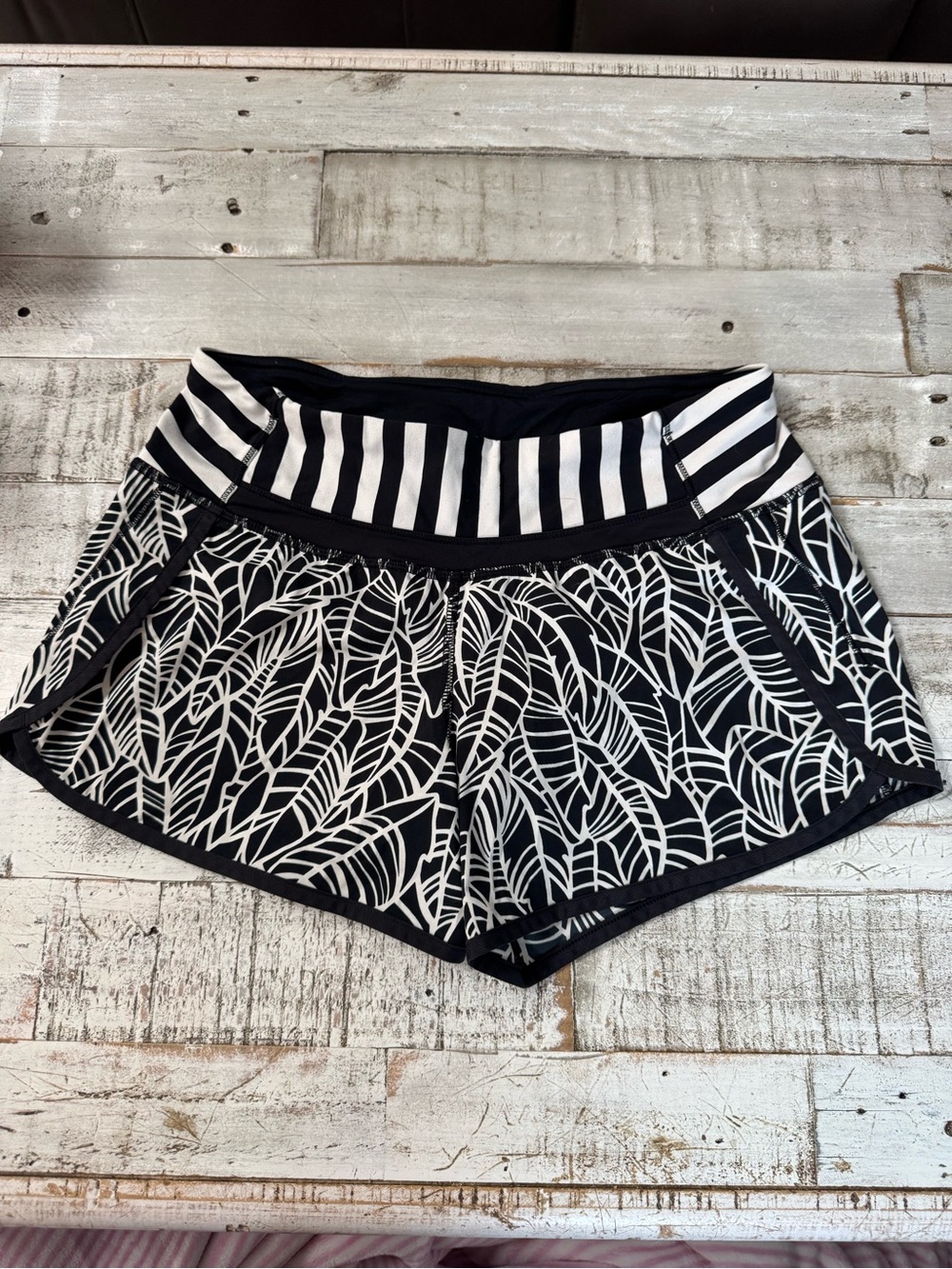 Lululemon Size 4 Run Times Short Black White